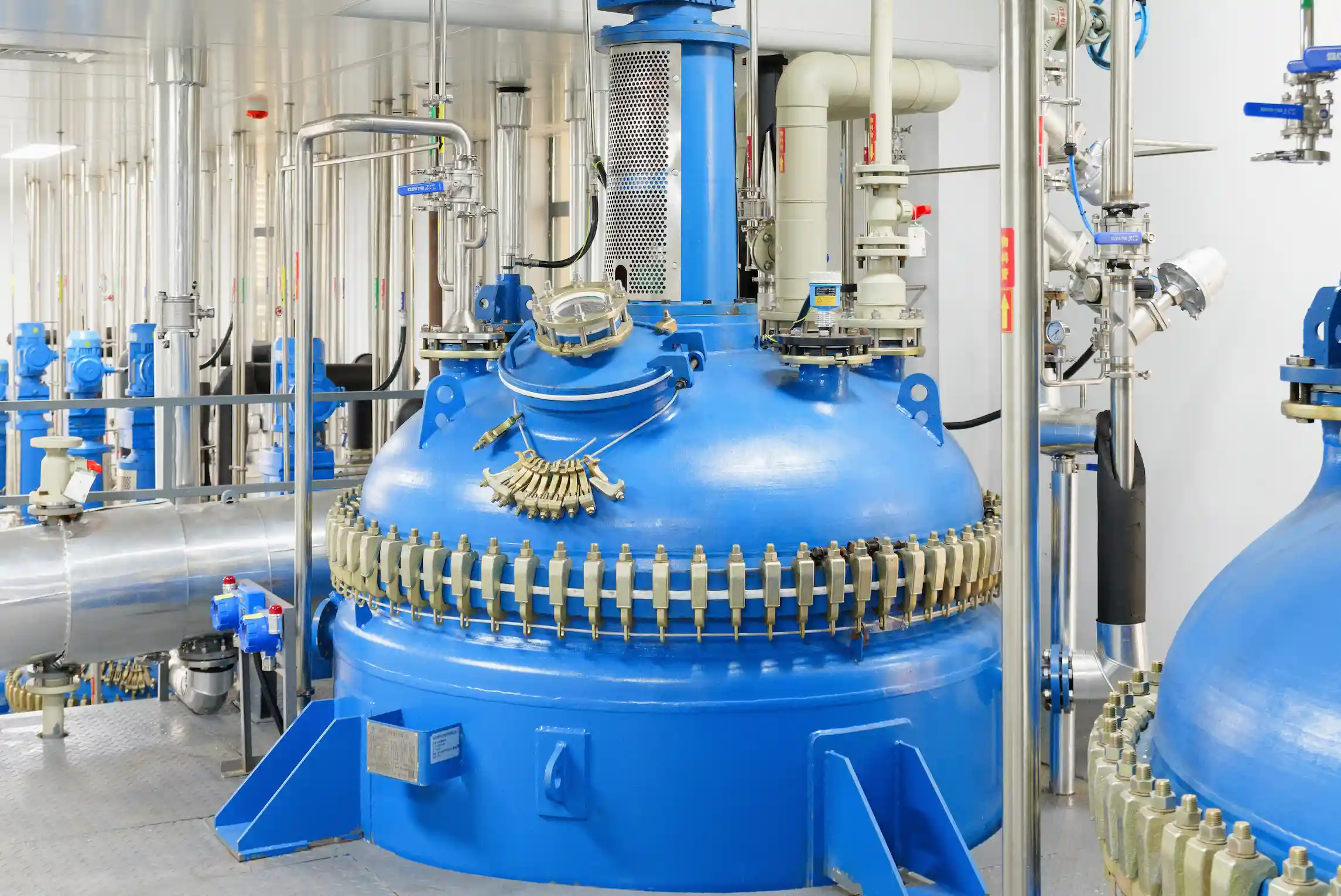 Blue glass-lined reactor at JYMedtech CDMO facility used for safe and high-purity API chemical synthesis</p>
<p>